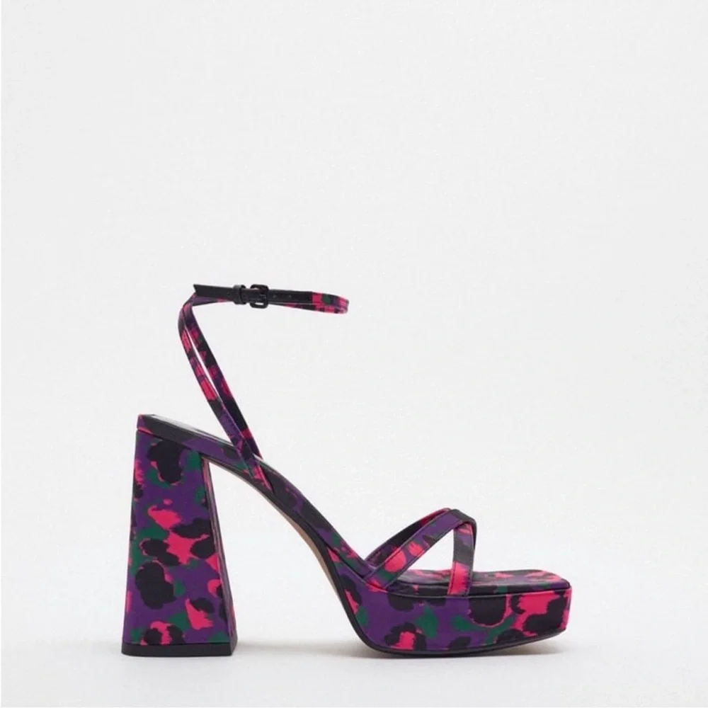 Printed platform sandals - Picture 2 of 5